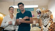 Tante Steffi hat Eva (Bettina Burchard) und Sven (Michael Raphael Klein) ein vorzeitiges Geschenk zur Hochzeit gemacht: Ein Porzellan-Leopard.