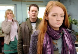 Lilli (Janina Stopper, re.) hat erfahren, dass Karina (Saskia Vester) und Rolf (J&uuml;rgen Tonkel) nicht ihre leiblichen Eltern sind.