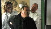 Seine Neugier wird Dr. Wendelin Winter (Fritz Wepper, Mitte) zum Verhängnis. Er wird kurzerhand für gemeingefährlich erklärt und in die geschlossene Psychiatrie eingewiesen.