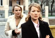 Nele Ohrmann (Claudia Messner, hinten) klärt Bianca Jäger (Aline Hochscheid) über die Machenschaften ihres Mannes auf. Nele Ohrmann (Claudia Messner, hinten) klärt Bianca Jäger (Aline Hochscheid) über die Machenschaften ihres Mannes auf.
