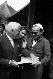 Lilo Pulver, Charlie Chaplin, Richard Schweizer 1955 bei Dreharbeiten zu "Ueli der Pächter" Lilo Pulver, Charlie Chaplin, Richard Schweizer 1955 bei Dreharbeiten zu "Ueli der Pächter"