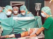 Jakob Heilmanns Zustand verschlechtert sich dramatisch, so dass die Ärzte der Sachsenklinik kaum noch eine Rettung sehen, wenn nicht bald ein Spenderherz gefunden wird. Jakob Heilmanns Zustand verschlechtert sich dramatisch, so dass die Ärzte der Sachsenklinik kaum noch eine Rettung sehen, wenn nicht bald ein Spenderherz gefunden wird.