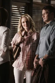 W&auml;hrend das Team in einem internationalen Spionage-Fall ermittelt, der zahlreiche Fragen aufwirft, will Castles (Nathan Fillion, r.) Ex-Frau Gina (Monet Mazur, l.) mit ihm den Sommer verbringen ...