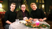 Maximilian Arland lädt die Zuschauer zu einem fröhlich-amüsanten Weihnachtsabend ein und freut sich auf prominente Gäste. Er trifft sich mit Angelo Kelly und Sohn Gabriel, mit denen er sich über Weihnachten und Bräuche unterhält. Natürlich darf ein Thema bei Angelo Kelly nicht fehlen: wie es ist, fast ein Christkind zu sein - er hat am 23. Dezember Geburtstag. - v.li.: Gabriel Kelly, Angelo Kelly und Maximilian Arland