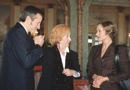 09.03) um 10:30 Uhr im Ersten. Ob Majas (Jennifer Nitsch, re.) Ex-Freund auf diesen Typen eifers&uuml;chtig w&auml;re? Schon wieder pr&auml;sentiert Charlotte (Rosemarie Fendel) ihrer Tochter einen potenziellen "Scheinliebhaber" (Felix Bresser).