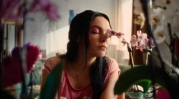 Jenny (Emma Nova) liebt Orchideen.