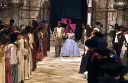 Prinzessin Zora (Aileen Quinn) und der ehemals verwunschene Prinz (John Paragon) beim Schlossball.