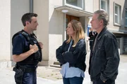 Judith Schrader (Nadja Uhl) und Jochen Montag (Dirk Borchardt) befragen Polizist Oktay Arslan (Adam Bay, l.).