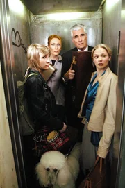 (v.li.): Sarah (Maxi Warwel), Adina (Andrea Sawatzki), Paul (Sky du Mont) und Lilo (Mavie Hörbiger) Heinrich haben sich mit ihren Koffern und Taschen in den heruntergekommenen Aufzug gequetscht. (v.li.): Sarah (Maxi Warwel), Adina (Andrea Sawatzki), Paul (Sky du Mont) und Lilo (Mavie Hörbiger) Heinrich haben sich mit ihren Koffern und Taschen in den heruntergekommenen Aufzug gequetscht.