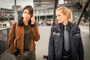 Jasmin (Gerit Kling, l.) ist mit Franzi (Rhea Harder-Vennewald, r.) auf dem Weg ins Revier. Im EKH war es nicht m&ouml;glich, den Standort des entf&uuml;hrten M&auml;dchens zu orten, das sie am Telefon hat.