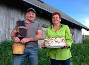 Seit November 2014 bewirtschaften Ute Vollmer und ihr Mann Walter die St. Wilhelmer H&uuml;tte auf dem Feldberg. F&uuml;r beide ist damit ein Lebenstraum in Erf&uuml;llung gegangen. Zus&auml;tzlich sind die Vollmers noch f&uuml;r eine Herde von etwa 100 Rindern zust&auml;ndig, die Mitte Juni auf die Alm getrieben wird und den Sommer dort oben weidet.