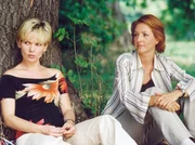 MDR Fernsehen IN ALLER FREUNDSCHAFT FOLGE 201, "Harte Kerle". Kathrin (Andrea Kathrin Loewig, links) ist überzeugt, dass ihr Sohn Lukas sich in das falsche Mädchen verliebt hat und sucht Rat bei Pia (Hendrikje Fitz).