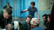 This Is Going to Hurt Staffel 1 Folge 4 Lebensrettung in der Notaufnahme: Ben Whishaw (mit blauen Handschuhen) als Adam Kay
