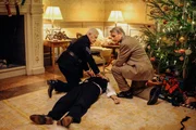 Chief Inspector Francis Lightmyer (Udo Wachtveitl, rechts) und Constable Ivor Partridge (Miroslav Nemec, links) untersuchen Arthur (Christoph Mory) im Kaminzimmer.