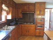 In dieser dunklen, tristen Küche will keiner mehr kochen, aber Hilfe naht ...