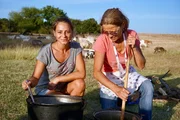 Zu Tisch in... Ost-Rumänien. Mirabella und Elena kochen Lammeintopf. Zu Tisch in... Ost-Rumänien. Mirabella und Elena kochen Lammeintopf.