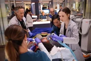 Chicago Med, Staffel 10, Folge 6. Steven Weber als Dr. Dean Archer (l.), Sarah Ramos als Dr. Caitlin Lenox (r.)