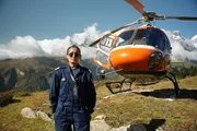 Priya Adhikari, Nepals einzige Helikopterpilotin, fliegt in den extremen H&ouml;hen des Himalaya Rettungseins&auml;tze.