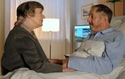 Luise Brenner (Monika Lennartz) besucht besorgt ihren neuen Freund Wolfgang St&ouml;cker (Peter R&uuml;hring) in der Sachsenklinik, der ihr gesagt hat, dass er seine Tochter besucht. In Wahrheit wollte er sicher gehen, dass es noch klappt, sollte es mit Luise zum &Auml;u&szlig;ersten kommen. Er gesteht Luise den wahren Grund, aber auch, dass bei ihm eine Entz&uuml;ndung der Prostata festgestellt wurde. Luise ist sehr entt&auml;uscht, ob Wolfgangs fehlendem Vertrauen.