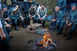 Ende Juni 1942 werden M&auml;nner des Reservepolizei-Bataillons 101 nach Polen versetzt. Ihr Auftrag in den kommenden Wochen und Monaten: Sie sollen j&uuml;dische M&auml;nner, Frauen und Kinder erschie&szlig;en.