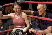 Ein eingespieltes Team: Boxtalent Maggie Fitzgerald (Hilary Swank) und ihr Trainer Frankie Dunn (Clint Eastwood) vor einem Wettkampf