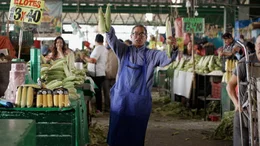 Auf dem "Central de Abasto" bieten tagt&auml;glich unz&auml;hlige H&auml;ndler ihre Waren feil  &ndash; wie dieser Maisverk&auml;ufer.
