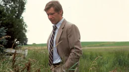 Chefermittler Book (Harrison Ford) fl&uuml;chtet auf Land zu den Amischen.