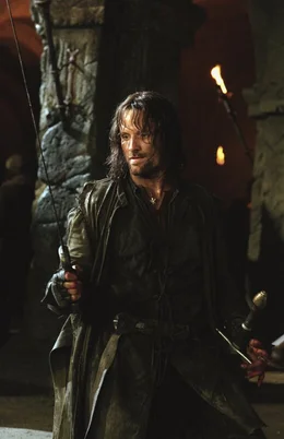 Aragorn (Viggo Mortensen) ist weiterhin auf der verzweifelten Suche nach den Hobbits Merry und Pippin, die noch immer verschleppt sind ...