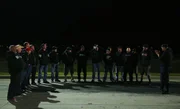 Die Stimmung scheint gut zu sein, w&auml;hrend Big Chief und die anderen 405-Fahrer die heutigen Aufgaben bei der Fahrerbesprechung durchgehen.