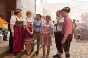 Während die Soldaten das Institut räumen, beschließen die Mitarbeiter des Institus weiterzuziehen. Sie haben ein bayerisches Volksfest inszeniert und tragen Dirndl und Lederhosen. Von links: Margarete (Swetlana Schönfeld), Jördis (Nadja Bobyleva), Hashim (Omar El-Saeidi), Dr. Eckhart (Christina Große), Gmeiner (Rainer Reiners) und Titus (Robert Stadlober). Während die Soldaten das Institut räumen, beschließen die Mitarbeiter des Institus weiterzuziehen. Sie haben ein bayerisches Volksfest inszeniert und tragen Dirndl und Lederhosen. Von links: Margarete (Swetlana Schönfeld), Jördis (Nadja Bobyleva), Hashim (Omar El-Saeidi), Dr. Eckhart (Christina Große), Gmeiner (Rainer Reiners) und Titus (Robert Stadlober).