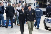 Ein neuer Fall besch&auml;ftigt das Team: Brody (Zoe McLellan, l.) und Pride (Scott Bakula, r.) ...