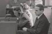 Otto Ohlendorf (r.), ehemaliger Leiter der sogenannten Einsatzgruppe D, steht im Mittelpunkt des sogenannten Einsatzgruppenprozesses. Er befehligte 600 M&auml;nner, die in einem Jahr 90 000 Menschen ermordeten.