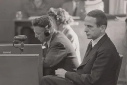 Otto Ohlendorf (r.), ehemaliger Leiter der sogenannten Einsatzgruppe D, steht im Mittelpunkt des sogenannten Einsatzgruppenprozesses. Er befehligte 600 M&auml;nner, die in einem Jahr 90 000 Menschen ermordeten.