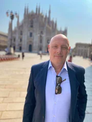 ZiB-Auslandschef Andreas Pfeifer vor dem Mailänder Dom.