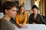 Romy Heiland (Christina Athenst&auml;dt, M.) und Ada Holl&auml;nder (Anna Fischer, r.) versuchen herauszufinden, was Jette Westfal (Luna Jordan, l.) &uuml;ber den Streit um das familieneigene Hotel wei&szlig;.