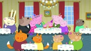 Vorne, l-r: Mr. Fox, Mrs. Fox, Mrs. Pony, Dr. Pony. Hinter: Mr. Rabbit (l.), Mummy Pig (3.v.l.), Daddy Pig (4.v.l.), George Pig (m.), Peppa Pig (4.v.r.), Grandpa Pig (3.v.r.), Granny Pig (2.v.r.), Mrs. Dog (r.)