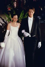 Ihrer Gro&szlig;mutter zuliebe nimmt Rory (Alexis Bledel, l.) zusammen mit Dean (Jared Padalecki, r.) am Deb&uuml;tantinnenball teil, um in die feine Gesellschaft aufgenommen zu werden. Doch daf&uuml;r muss auch ihr Vater anreisen, um sie vorzustellen ...