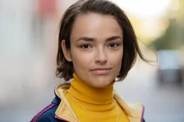 Die selbstbewusste Audrey (Melina Paukkonen) hat einen engen Freundeskreis und arbeitet nebenbei in einem Kino.