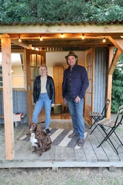 Tara und Simon Parfett vor dem Schuppen