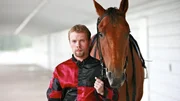 Es stellt sich heraus, dass Jockey Liam (Brendon Fletcher) das Rennpferd Lightning Dexter in der Startbox mit Elektroschocks traktiert hat.