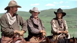 Boss Spearman (Robert Duvall, Mitte), Charley Waite (Kevin Costner, li.) und Button (Diego Luna) treiben die Herde als &bdquo;Freegrazer&ldquo; durch den Westen. Weiteres Bildmaterial finden Sie unter www.br-foto.de.