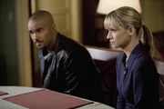 Ein neuer Fall führt das BAU-Team nach Rhode Island, wo ein Serienkiller wahllos Menschen an aufmerksamkeitsstarken Plätzen erschießt. Derek (Shemar Moore, l.) und JJ (AJ Cook, r.) beginnen sofort mit den Ermittlungen ...