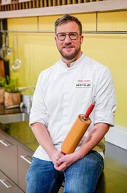 Diesmal gibt es kulinarischen Besuch aus Freiburg: Ben Kindler, geprägt von Erfahrungen der Sterneküche, trifft auf Sören Anders (Foto), den Karlsruher Meisterkoch. Gemeinsam bringen sie winterliche Aromen auf den Teller - Kindler mit einem kreativen Roastbeef mit Malzbier und Trockenfrüchten, Anders mit einem festlichen Zwiebelrostbraten-Klassiker.