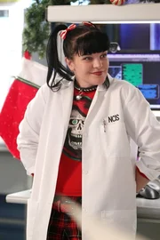 Abby (Pauley Perrette) und Jimmy schließen sich mit dem Marineforschungszentrum für Medizin zusammen, um die Herkunft einer Krankheit zu erforschen ... Abby (Pauley Perrette) und Jimmy schließen sich mit dem Marineforschungszentrum für Medizin zusammen, um die Herkunft einer Krankheit zu erforschen ...