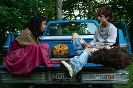 Maren (Taylor Russell, l.); Lee (Timoth&eacute;e Chalamet, r.)