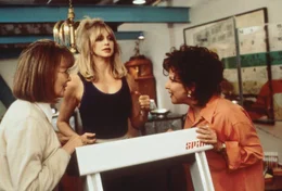Die Freundinnen Brenda (Bette Midler, r.), Elise (Goldie Hawn, M.) und Annie (Diane Keaton, l.) teilen das gleiche Schicksal. Sie sind von ihren M&auml;nnern zugunsten einer wesentlich j&uuml;ngeren Frau verlassen worden.