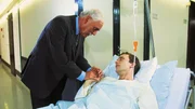 Bankier Ziemann (Klaus H&ouml;hne, l.) vers&ouml;hnt sich mit seinem Sohn Michael (Oliver Bethke) am Krankenbett.