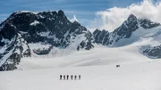 Die Gruppe und die Fernseh-Crew unterwegs am Col de Charmotane auf dem riesigen Otemmagletscher.