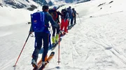 Im Aufstieg zur Cabane de Dix, die Gruppe ist bereits mehrere Stunden unterwegs. Die Haute Route dauert sechs Tage und erfordert Kondition und Ausdauer.
