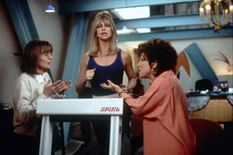 Die Freundinnen Brenda (Bette Midler, r.), Elise (Goldie Hawn, M.) und Annie (Diane Keaton, l.) teilen das gleiche Schicksal. Sie sind von ihren M&auml;nnern zugunsten einer wesentlich j&uuml;ngeren Frau verlassen worden.